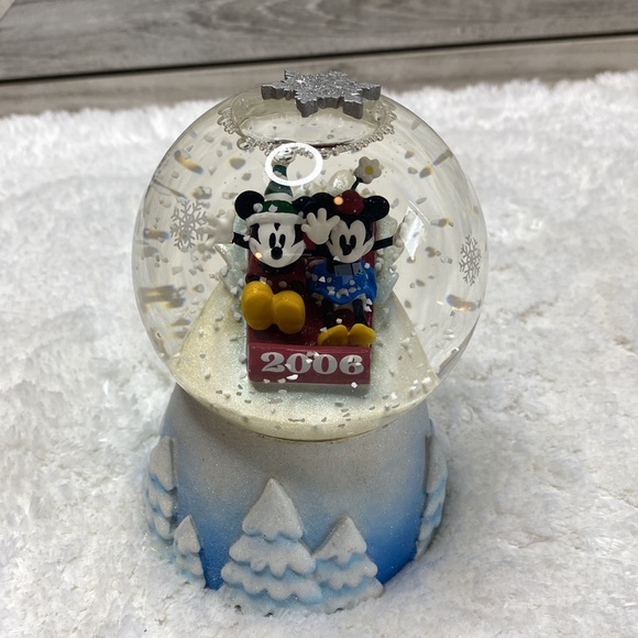 2006 Minnie Mickey Mouse Snowglobe Snow Globe Water Globe Disney Collectible - Picture 1 of 8
